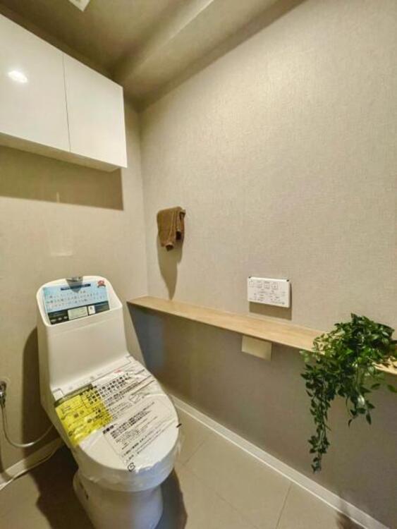 トイレ 明るく清潔感のある節水型ウォシュレットトイレです