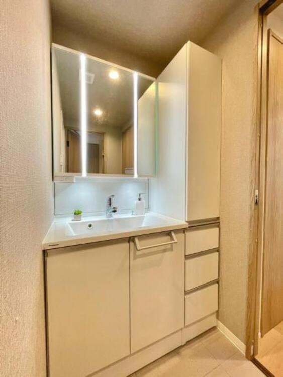 洗面 ライン照明がホテルライクな印象の、収納豊富な洗面台です