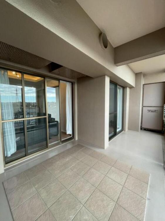 バルコニー 大きな洗濯物も干しやすいワイドバルコニー。プランターガーデニングも楽しめるゆとりの広さです。