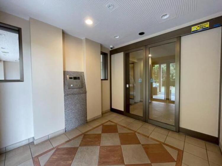 エントランス 遅い時間のご帰宅やお子様のお留守番にも安心のオートロックマンションです