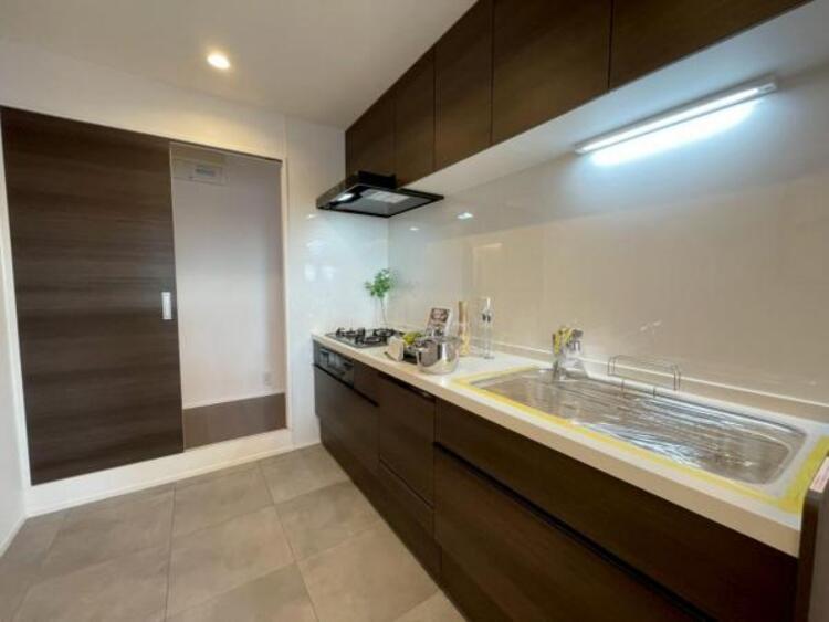 キッチン 油跳ねのお掃除もらくらくの前面パネルでお料理がはかどります