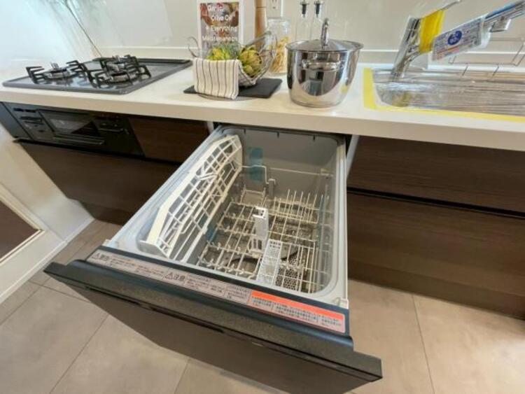 キッチン ビルトイン食洗機で食後の負担を軽減。高温洗浄と乾燥で、手洗いより清潔・快適、経済的です。