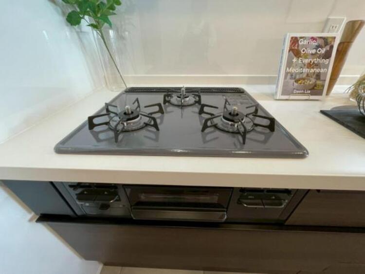キッチン 毎日の料理に嬉しい3口コンロ。グリルもあり色んなレシピを楽しめそうです。