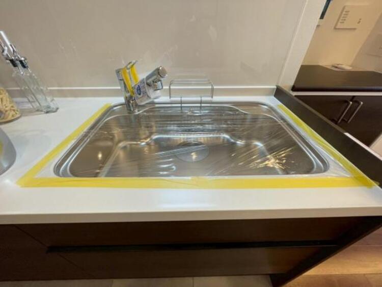 キッチン 鍋や大皿も洗える広々としたシンクです。ステンレスのため耐久性・お手入れしやすさも魅力です