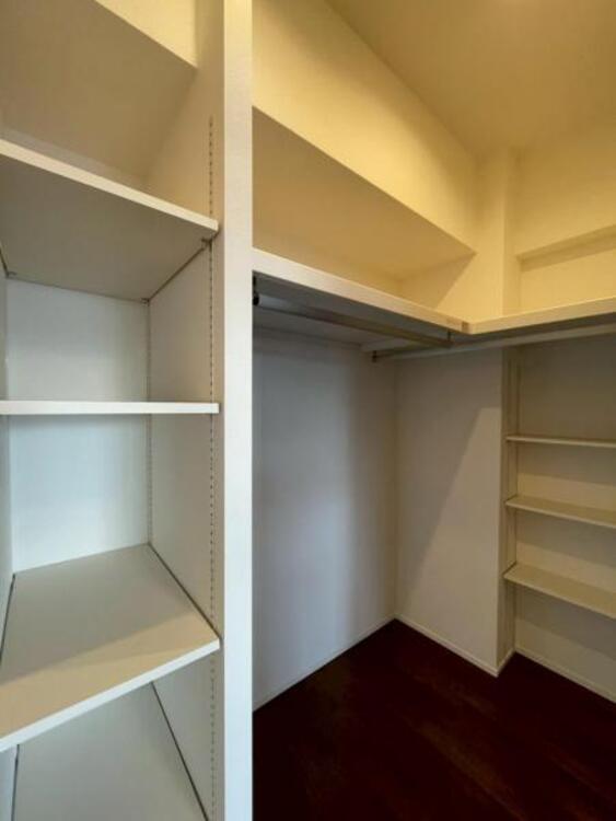収納 大容量のWICにはご夫婦の衣類がすっきり収まり、衣替えいらずですね