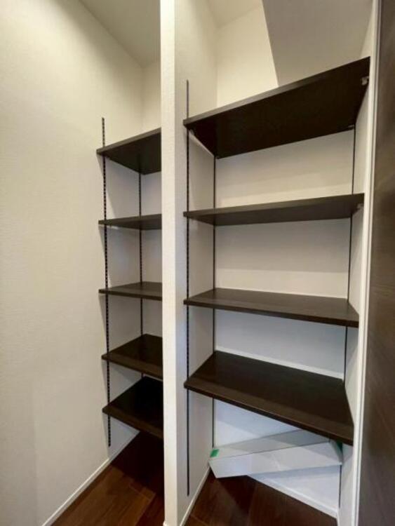 収納 ワークスペースの背面には、書類や教材をまとめて収納できる大容量の可動式本棚