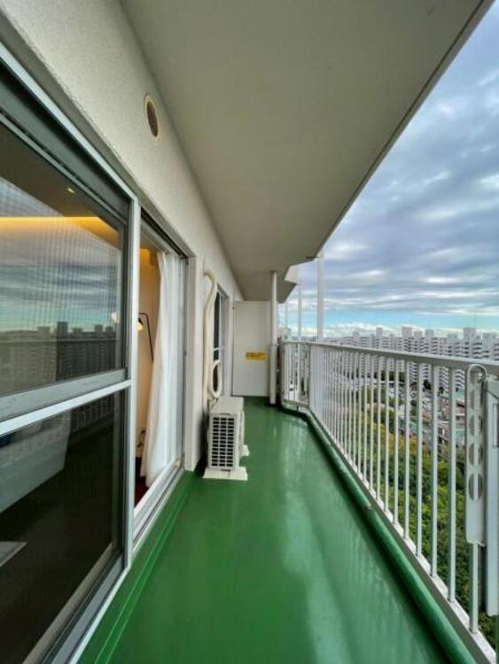 バルコニー 道路からの視線が気にならず、陽当たり良好の明るいバルコニー