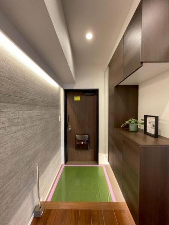 その他 コーブ照明やフットライトがスタイリッシュな玄関が、ご家族の「いってきます」「おかえり」を見守ります