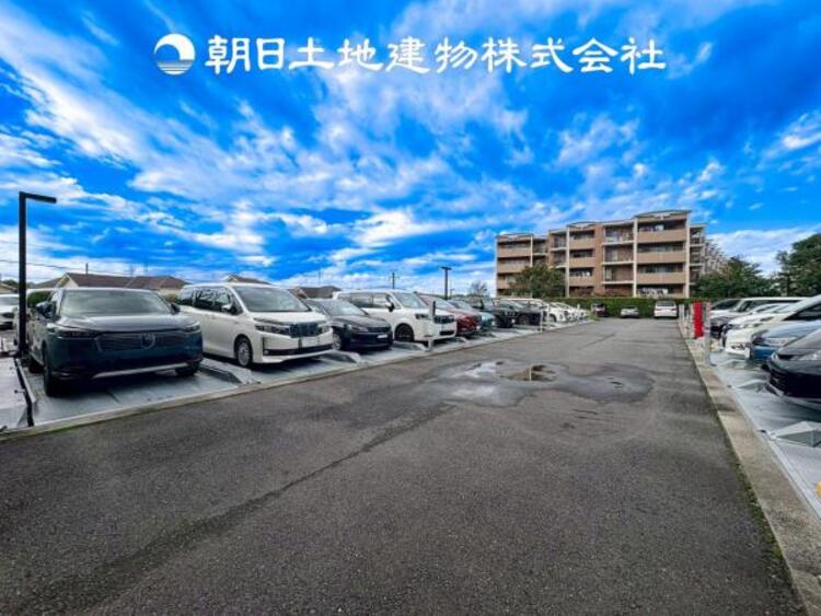 駐車場 【駐車場】ゆったりとした駐車スペースを確保いたしましたので、大きめのお車でも駐車可能です。自転車やバイクなど、ゆとりのある敷地で置き場所に困ることはないでしょう。