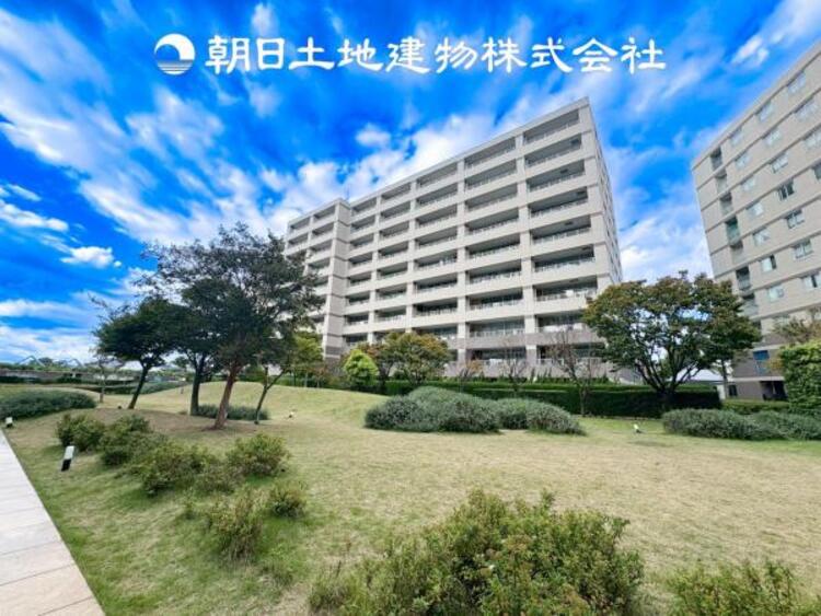 外観 暮らしの中でのたくさんの光と心地よい風を演出してくれています。見事なまでの開放的な空間をお楽しみください