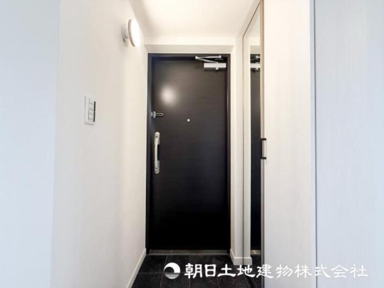 その他 【玄関】大切な家族、お客様をお迎えする玄関は住宅の入口。落ち着いた雰囲気で暖かく迎えてくれます。収納もたっぷりあります。