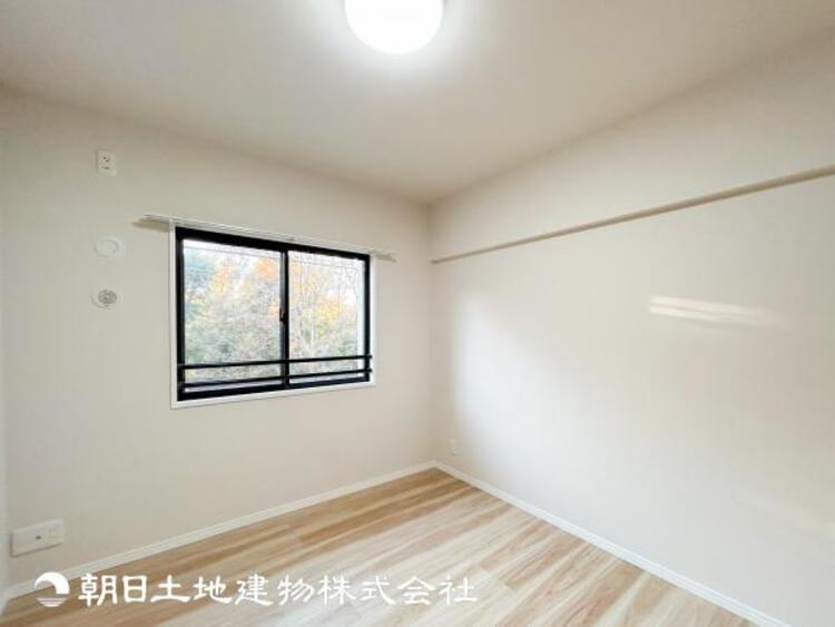 内装 【洋室】大切な家族一人ひとりの大切な個別空間。趣味・感性で個性的に飾って頂けるようシンプルに仕上げてあります。