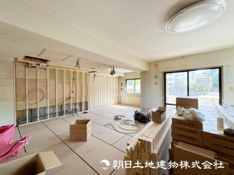 居間 【リビング】時間のゆとりと空間、爽やかな陽光がもたらす光と風を贅沢なまでに感じる暮らしがここに始まります。