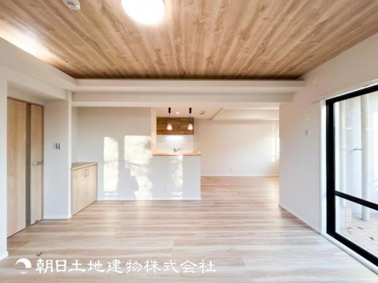 居間 【リビング】1日の中で最も長い時間を過ごすことになるリビングだからこそいつも笑顔があふれる空間であるように心掛けています