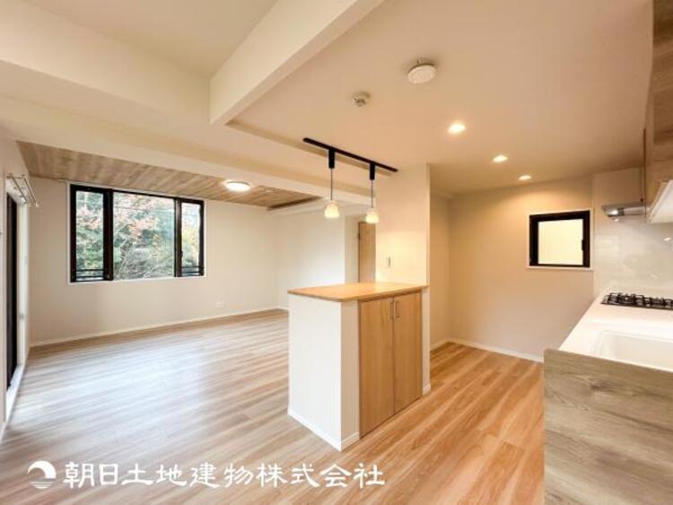 居間 【リビング】開放的で明るい空間が広がるLDK。リビングには潤沢な太陽が降り注ぎ、爽やかな住空間を演出できます