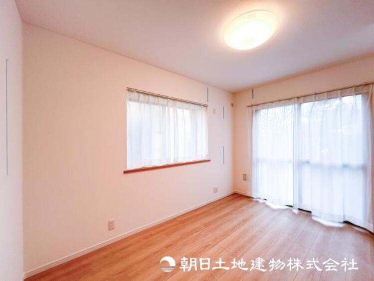 内装 【洋室】自宅で快適に過ごす条件は一人ひとり違います。個性が強すぎないシンプルな内装とシンプルなデザインで統一しております