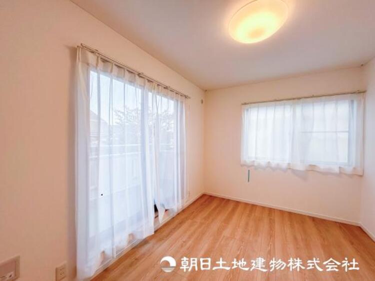 内装 【洋室】自宅で快適に過ごす条件は一人ひとり違います。個性が強すぎないシンプルな内装とシンプルなデザインで統一しております