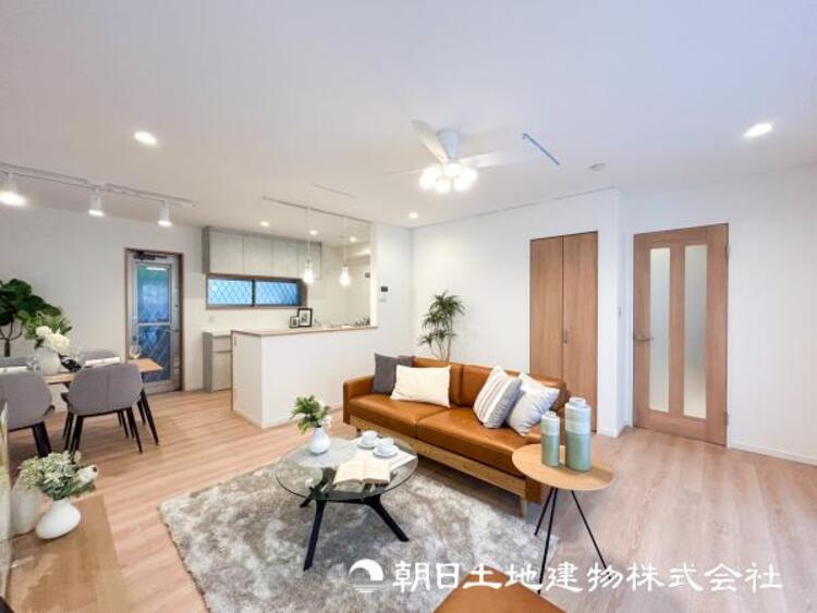 居間 【リビング】リビングにはみんなが集い食事や楽しい会話でついつい時を忘れてしまう。そんな束の間の幸せを感じさせてくれる場所