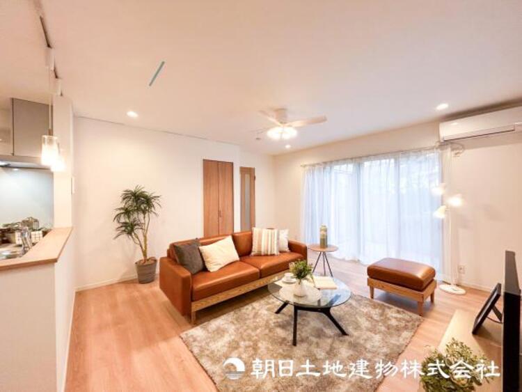 居間 【リビング】開放的で明るい空間が広がるLDK。リビングには潤沢な太陽が降り注ぎ、爽やかな住空間を演出できます