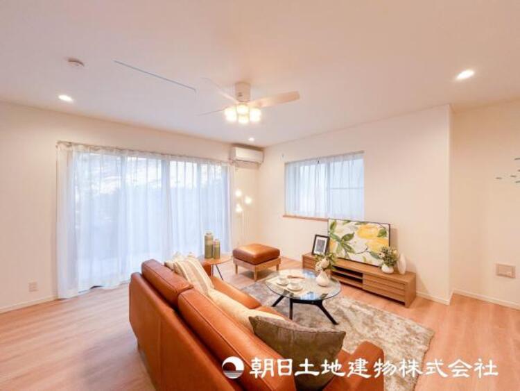 居間 【リビング】大切なご家族、招いた友人と過ごすひと時を溢れる光が優しく包み込む空間。充実した住空間は心を豊かにします。