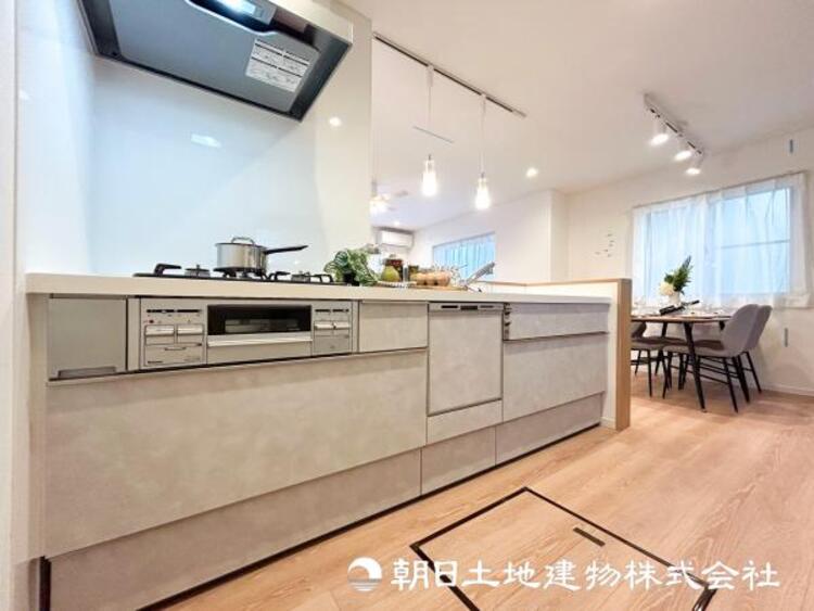 キッチン 【キッチン】シンプルでスタイリッシュなカウンターキッチンです。小さなお子様を安心して遊ばせながら家事ができます。