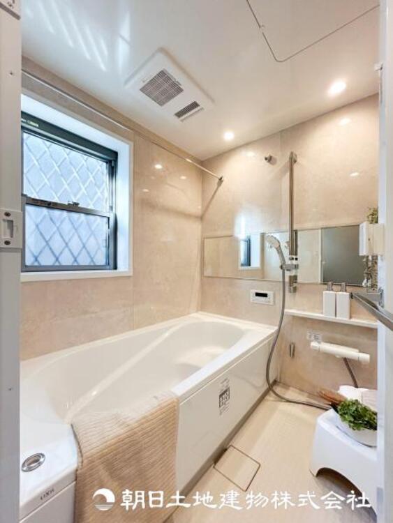 風呂 【浴室】1日の疲れを癒すバスタイム。心地よいリラックスを叶える独立した美しい空間です。心からゆったりと寛いでいただけます