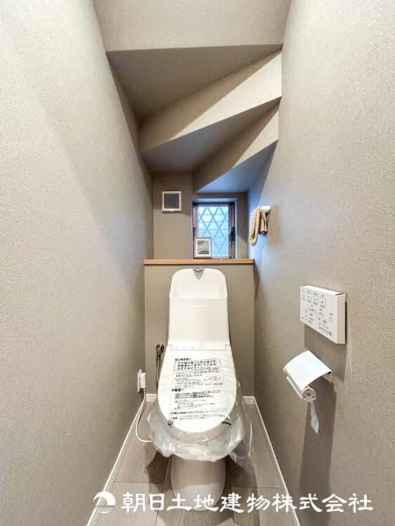 トイレ 【トイレ】家族みんなが毎日使う場所だから。お掃除がしやすい方はいい。汚れをふき取り易いフロアと壁紙をチョイス致しました