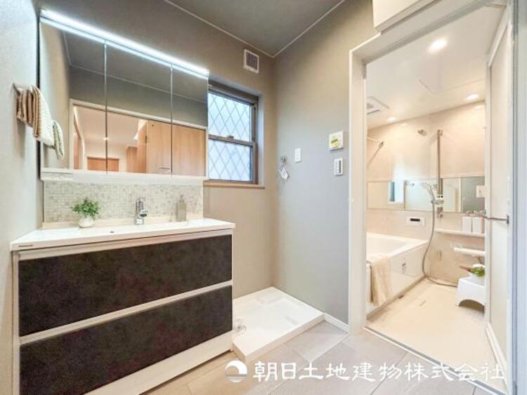 洗面 【洗面化粧台】広々とした洗面化粧台はたっぷり収納もさるますし、朝の忙しい時間でも心に余裕とゆとりを作ってくれます。