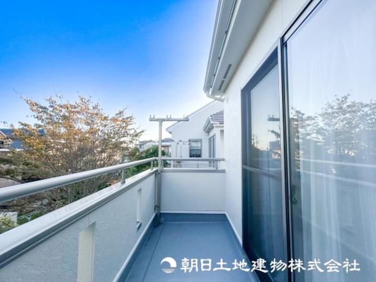 バルコニー 【バルコニー】太陽に愛された家。陽当り・通風に優れた魅力的で快適さを追求したプライベート空間です。