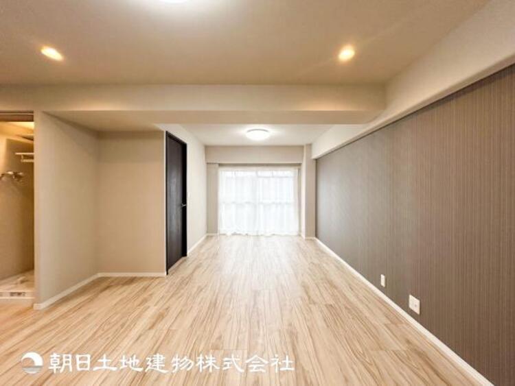 居間 【リビング】リビングにはみんなが集い食事や楽しい会話でついつい時を忘れてしまう。そんな束の間の幸せを感じさせてくれる場所