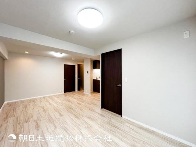 居間 【リビング】大切なご家族、招いた友人と過ごすひと時を溢れる光が優しく包み込む空間。充実した住空間は心を豊かにします。