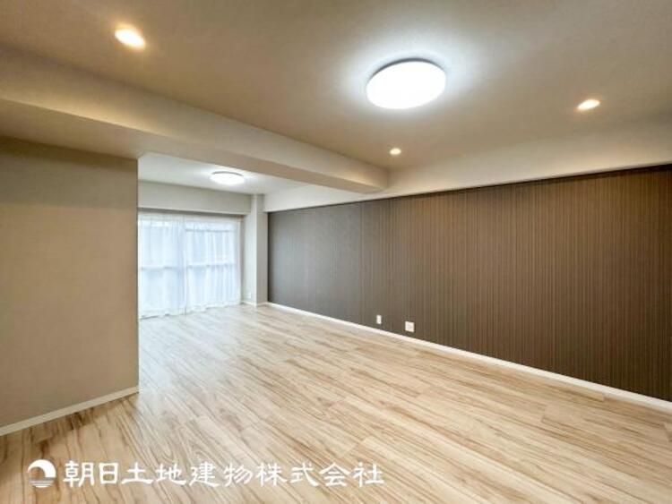 居間 【リビング】開放的で明るい空間が広がるLDK。リビングには潤沢な太陽が降り注ぎ、爽やかな住空間を演出できます