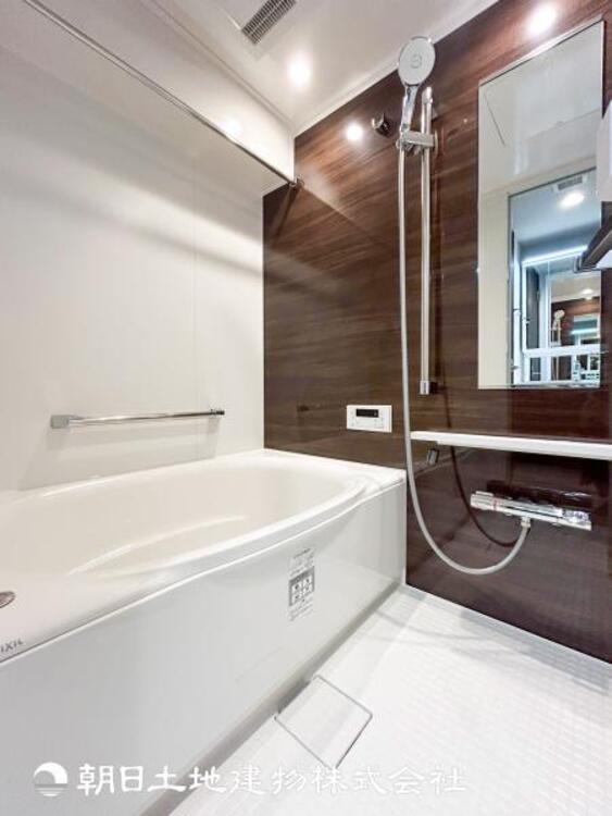 風呂 【浴室】1日の疲れを癒すバスタイム。心地よいリラックスを叶える独立した美しい空間です。心からゆったりと寛いでいただけます