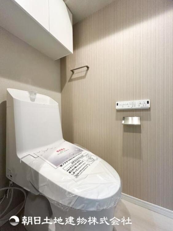 トイレ 【トイレ】家族みんなが毎日使う場所だから。お掃除がしやすい方はいい。汚れをふき取り易いフロアと壁紙をチョイス致しました