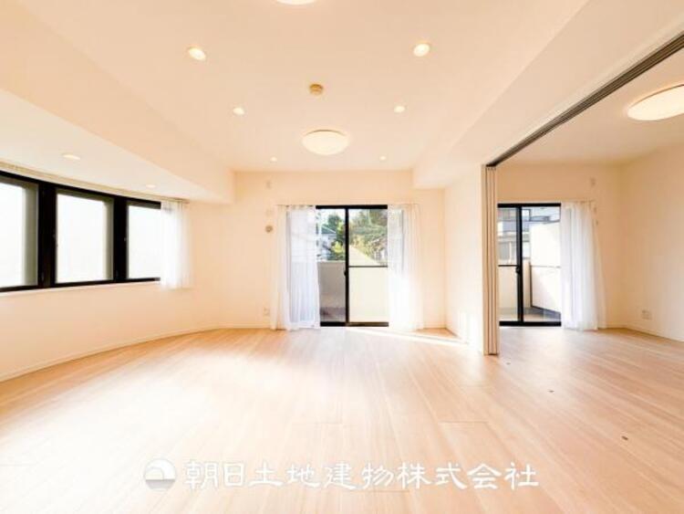 居間 大切なご家族、招いた友人と過ごすひと時を溢れる光が優しく包み込む空間。