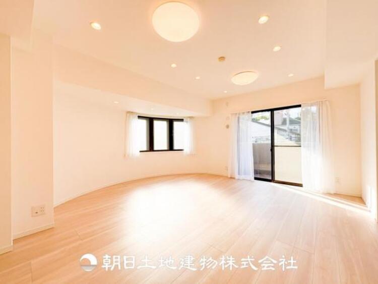 居間 大切な人とともに、心穏やかに過ごすひとときになるリビング。