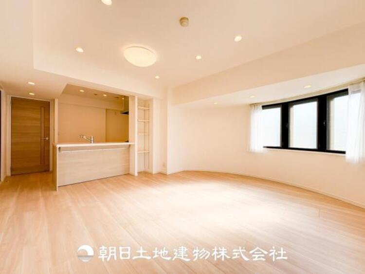 居間 家族や友人との時間など、１番多くの時間を過ごす空間だからこそ落ち着いた空間になります。