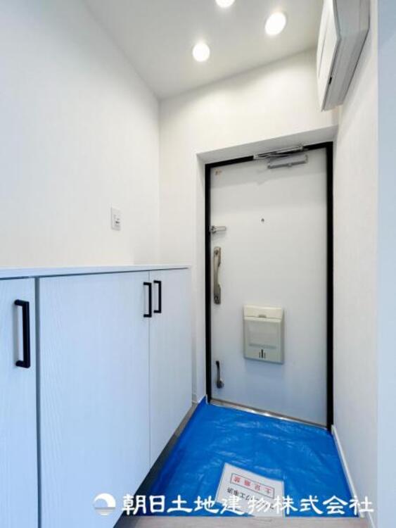 その他 【玄関】家族の帰り、遊びに来る友人、知人を優しく迎え、温もりに満ちた生活空間を予感させる。帰りたい家がここにあります。