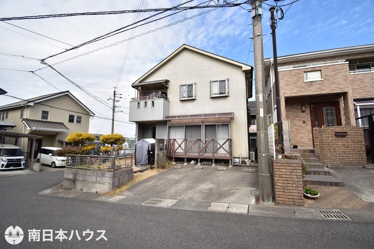 外観 南西角地【敷地面積147.35m2(44.57坪)】駐車2台分！日当り、通風良好です♪