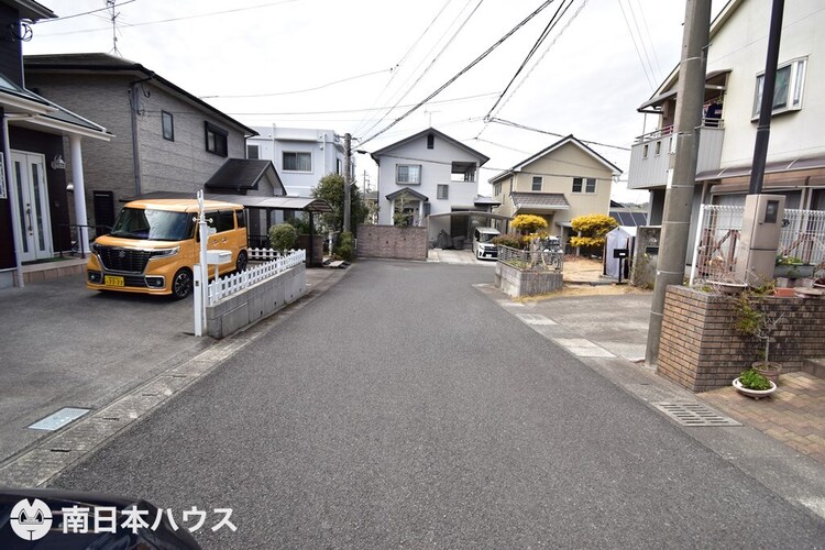 外観 【前面道路】南向きの前面道路です！団地内の道路で交通量の少ない静かな住環境です♪