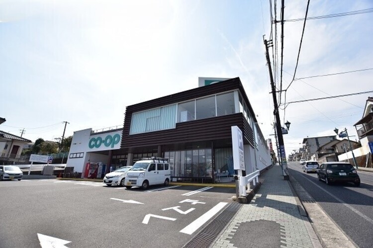 周辺 【コープかごしま西陵店】鹿児島市西陵1丁目にあるスーパーです。コープかごしまは鹿児島市内に10店舗、県内19店舗営業中。西陵店は、2021年11月28日にリニューアルオー… 徒歩 約7分（約550m）