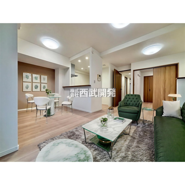 居間 【配置してある家具や小物はCGによるイメージです。】