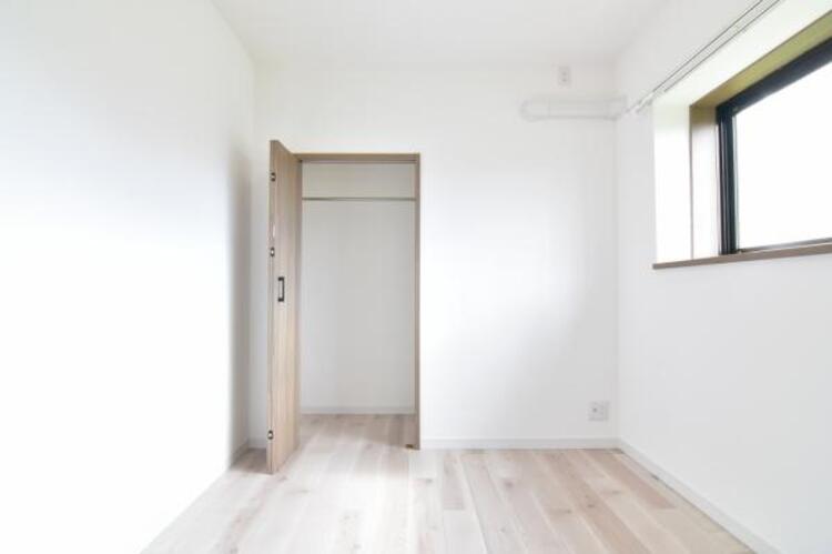 収納 クローゼットには棚やハンガーパイプが備えられているので、大切なお洋服にしわを付けずにそのまましまうことが出来ます。