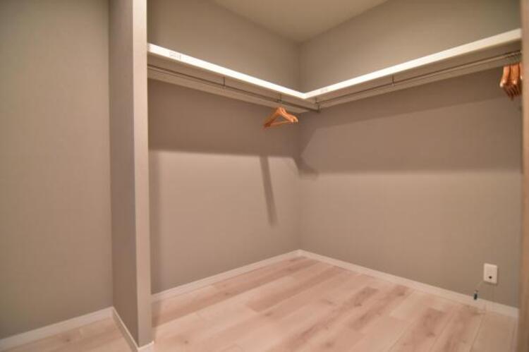 収納 たくさんの洋服をかけてもシワになりにくいウォークインクローゼット。洋服以外にも、普段使わない家電やスーツケース、ストック品など何でも片付く嬉しい空間です。