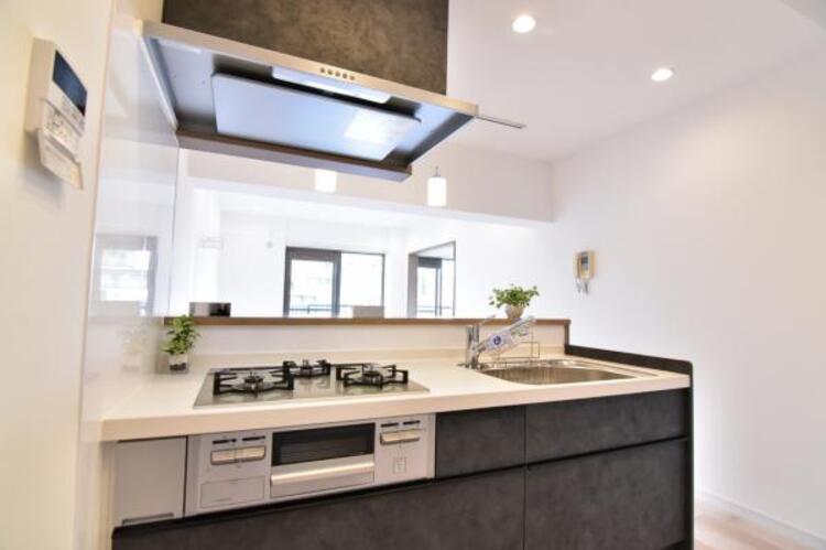 設備 対面式システムキッチン　キッチンはご家族との会話が楽しめる対面式タイプを採用。リビングで遊ぶお子様の様子をうかがいながらお料理もできます。