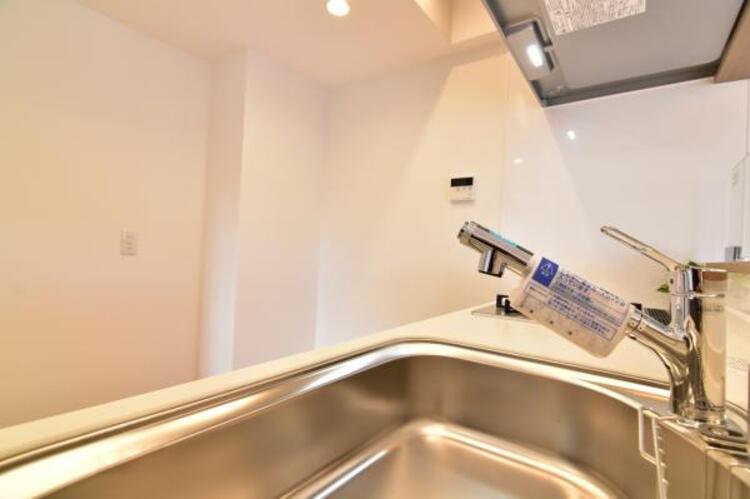 設備 浄水器付きキッチン水栓　キッチンの水栓には、浄水器を標準装備。水道水をそのまま飲むことができ、お米などをおいしく炊くことも可能です。