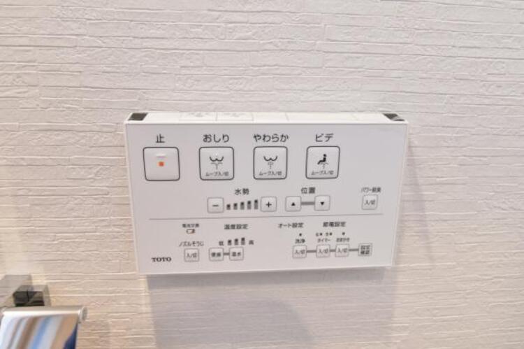 設備 シャワートイレ　シャワートイレを標準装備。操作パネルで、洗浄機能や温度設定などもラクラク設定できます。