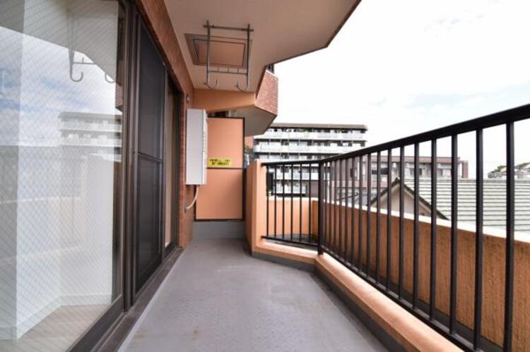 バルコニー 陽光、風通しのよいワイドバルコニー。お洗濯物も乾かしやすいですね。