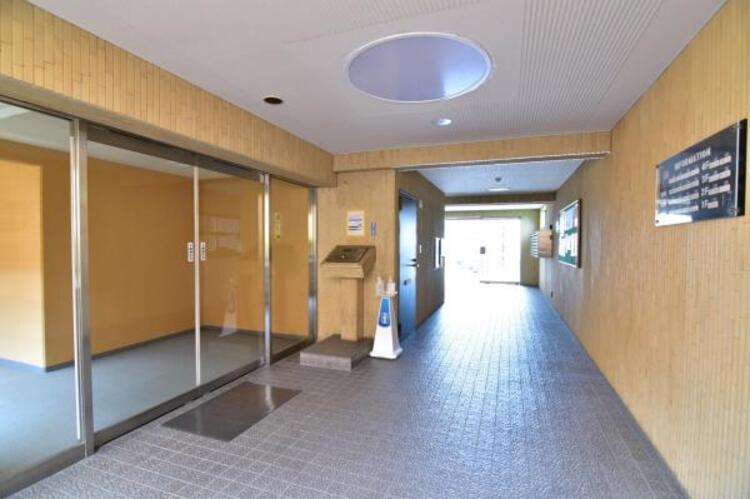 エントランス 管理が行き届いた清潔感のあるエントランス。オートロックや防犯カメラも完備されており、マンションならではの防犯性の高さも住宅選びの大切な要素ですね。