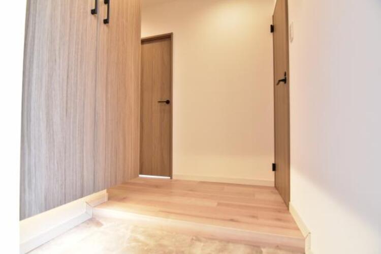 その他 上質感漂う玄関と廊下。居住者の帰り・訪れる方を優しく迎える、安らぎに満ちた生活空間を予感させます。